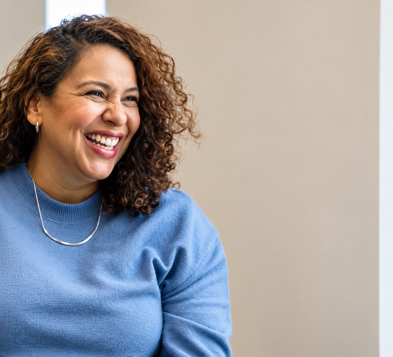 Twee vrouwen in een rustig gesprek in een lichte ruimte